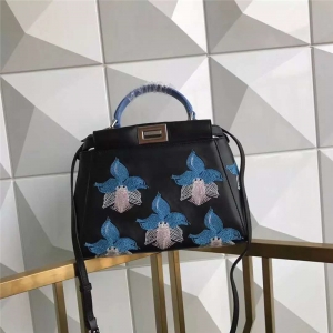2590 FENDI ҵ Crb ֹC б \{