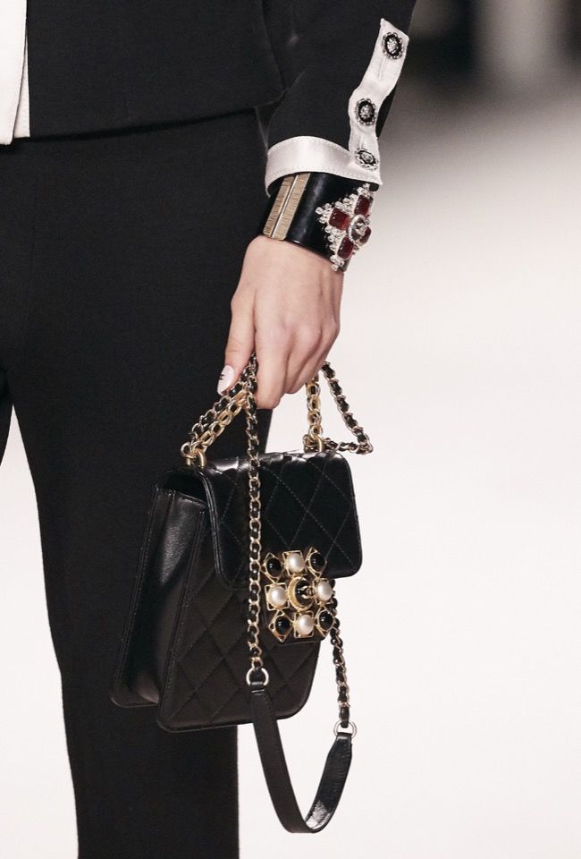 Chanel 綴珍珠珠飾手袋$43,300