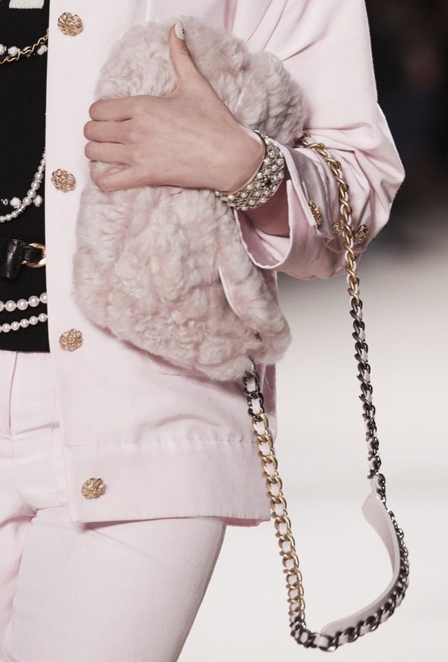 Chanel 淡粉紅色剪羊毛Chanel 19 系列手袋$38,700