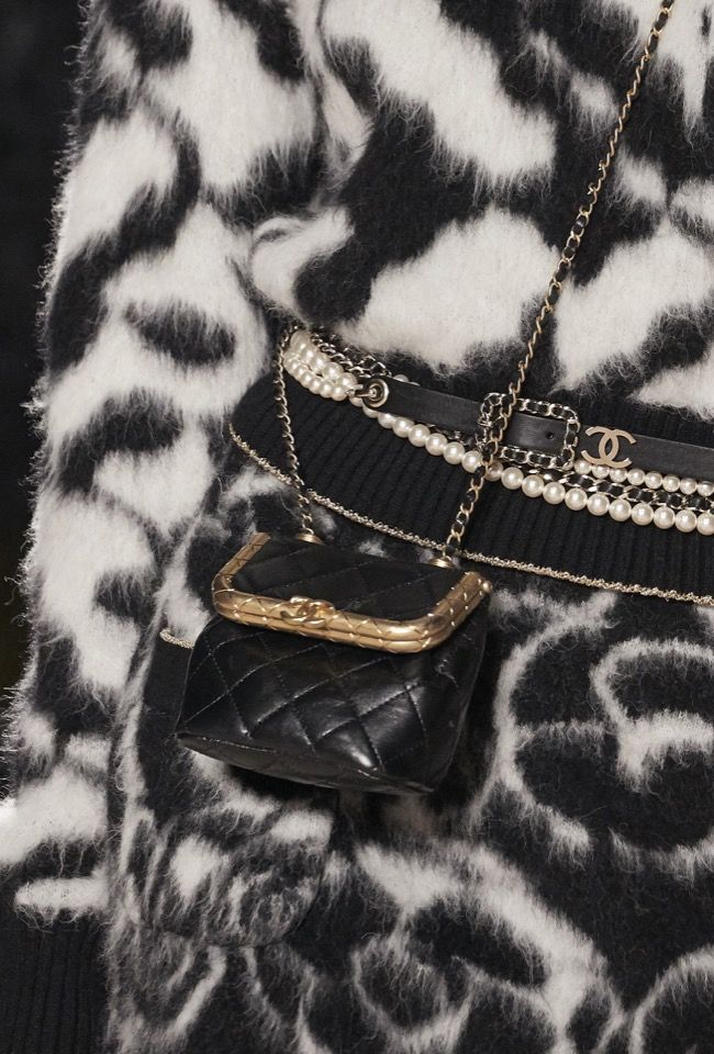 Chanel 細號黑色Kiss-Lock 扣系列手袋$31,300